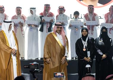 ​وزير التعليم يكرم الطلاب والطالبات الفائزين بجوائز أولمبياد "أذكى"