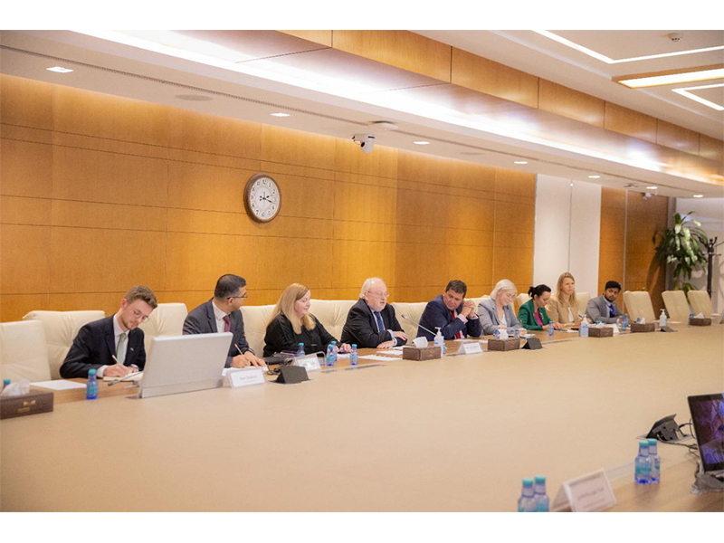 almmthl-alkhas-lr'eys-alwzra'-albrytany-moe