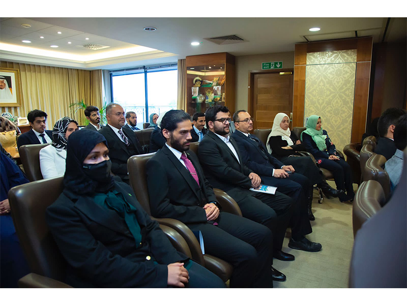 wzyr-alt'elym-yltqy-altlbh-als'ewdyyn-aldarsyn-fy-brytanya-m