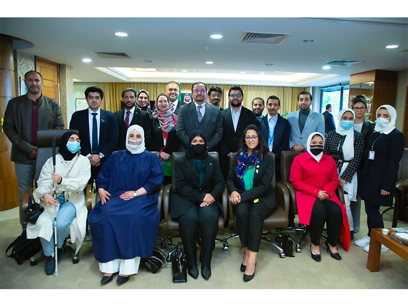 wzyr-alt'elym-yltqy-altlbh-als'ewdyyn-aldarsyn-fy-brytanya