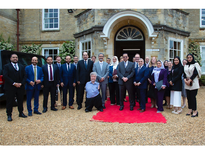 wzyr-alt'elym-yzwr-mdrsh-lltrbyh-alkhash-fy-brytanya-london