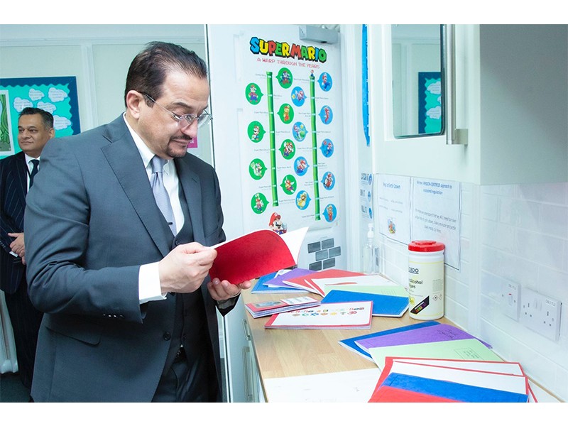 wzyr-alt'elym-yzwr-mdrsh-lltrbyh-alkhash-fy-brytanya