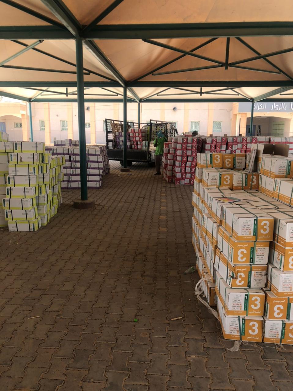 بدأت إدارات التعليم في مناطق ومحافظات المملكة توزيع أكثر من 71 مليون كتاب مدرسي على المدارس