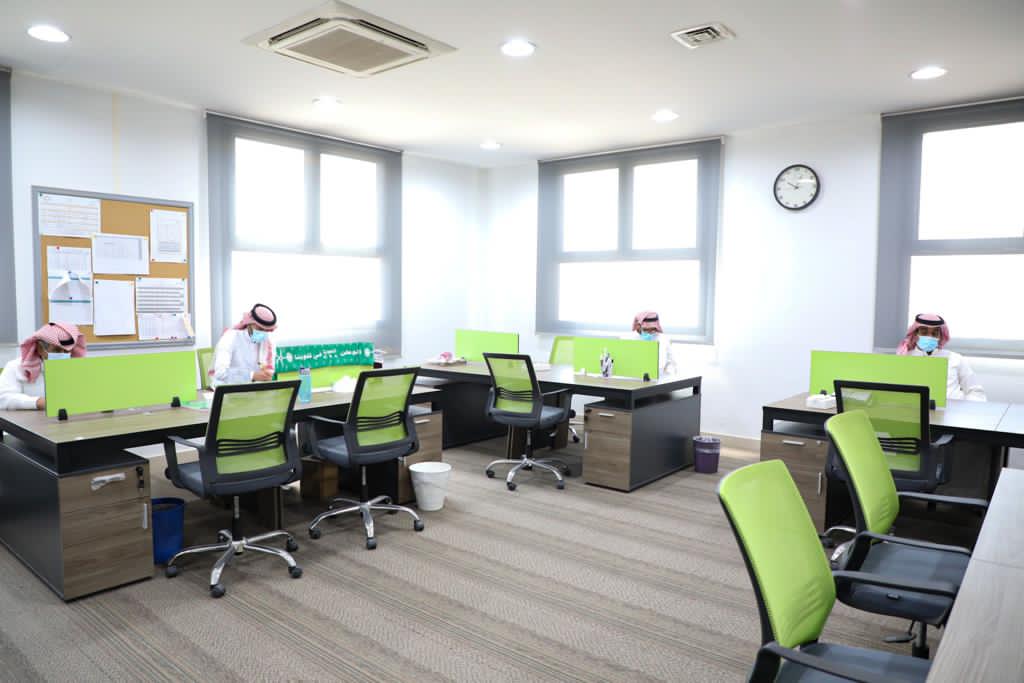 بدأ جميع المعلمين والمعلمات اليوم الأحد العودة حضورياً إلى مدارسهم في كافة مناطق ومحافظات المملكة