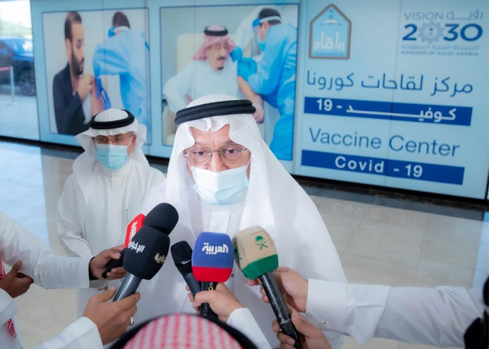 وزير التعليم يتفقّد مركز تقديم اللقاحات بجامعة الإمام