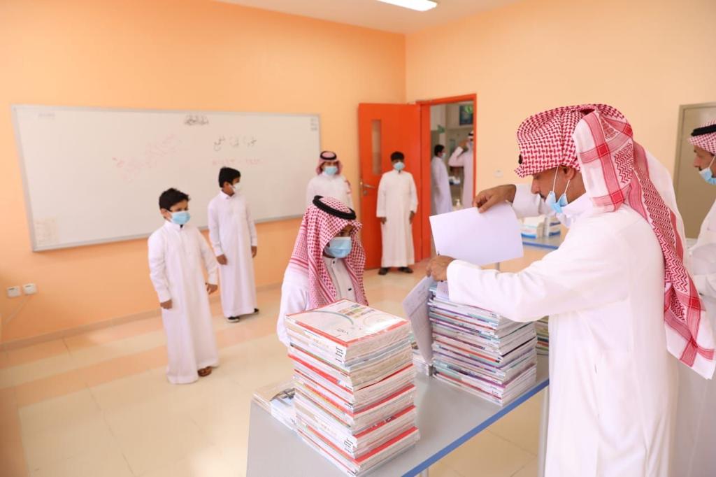 عملية توزيع الكتب الدراسية  في المناطق والمحافظات