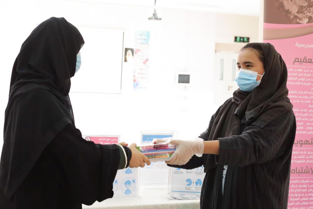 تواصل المدارس في المناطق والمحافظات تسليم الكتب الدراسية للطلاب والطالبات للعام الدراسي الجديد