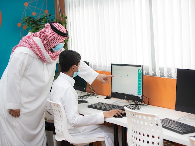 طلاب المرحلة المتوسطة من الصفين الأول والثاني متوسط يؤدون اختبارات تعزيز المهارات حضورياً وعن بُعد