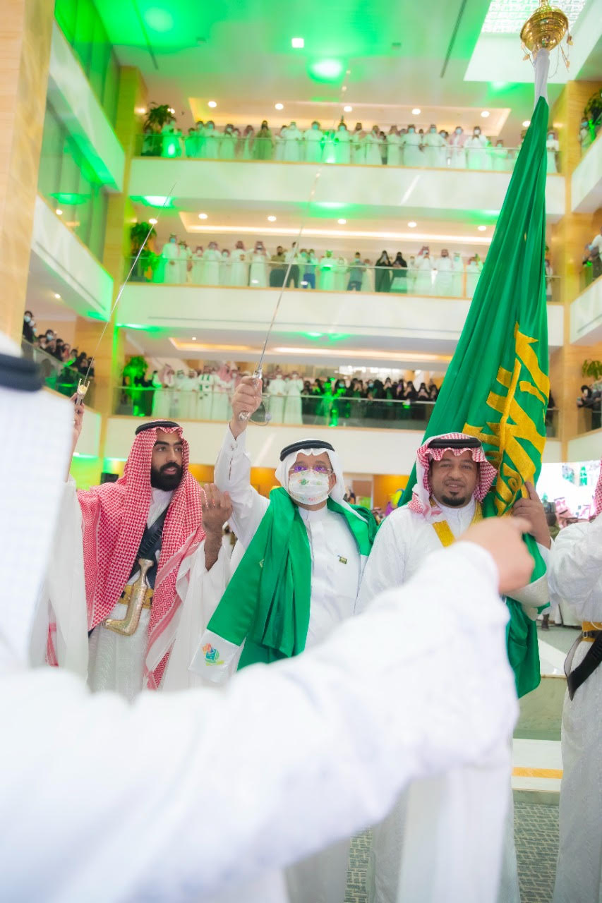منسوبي التعليم اثناءاحتفالهم  بمناسبة اليوم الوطني السعودي 91 في مقر الوزارة بالرياض