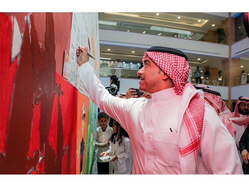 wzyr-ala'elam-ydshn-wtn-bla-mkhdrat