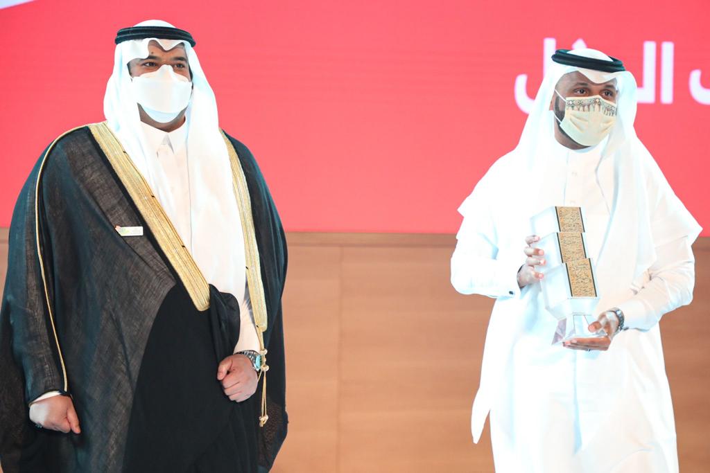 تكريم أكاديمية الشعر العربي للمدير العام للأكاديمية د.منصور الحارثي من أمير منطقة الرياض بالنيابة