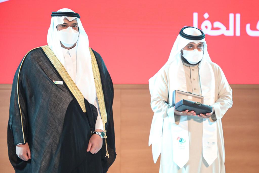 تكريم المعلم علي بن خلف الزهراني خلال حفل وزارة التعليم من أمير منطقة الرياض بالنيابة