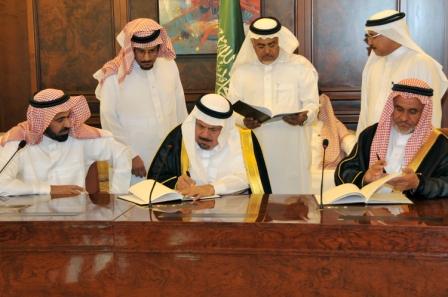  وزير التعليم العالي يوقع عقود ستة مشاريع جامعية  