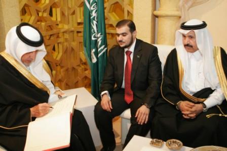 صاحب السمو الملكي الأمير خالد الفيصل وسفير خادم الحرمين الشريفين لدى لبنان علي بن سعيد عواض عسيري