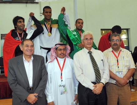 الدكتور عبدالله البقمي امين عام الاتحاد السعودي للرياضه الجامعية  مع الفائزين 