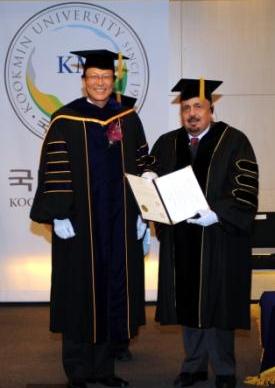 معالي وزير التعليم العالي يمنح الدكتوراه الفخرية