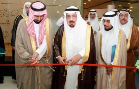 معالي وزير التعليم العالي الدكتور خالد بن محمد العنقري لدى تدشينه المكتبة الرقمية 