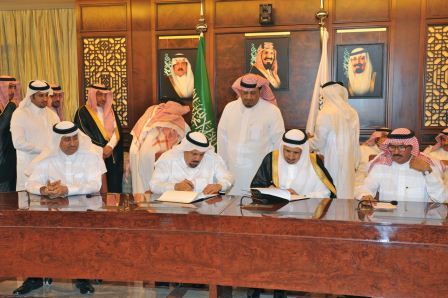 وزارة التعليم | وزير التعليم العالي يوقع عقود مشاريع جامعية بقيمة مليار