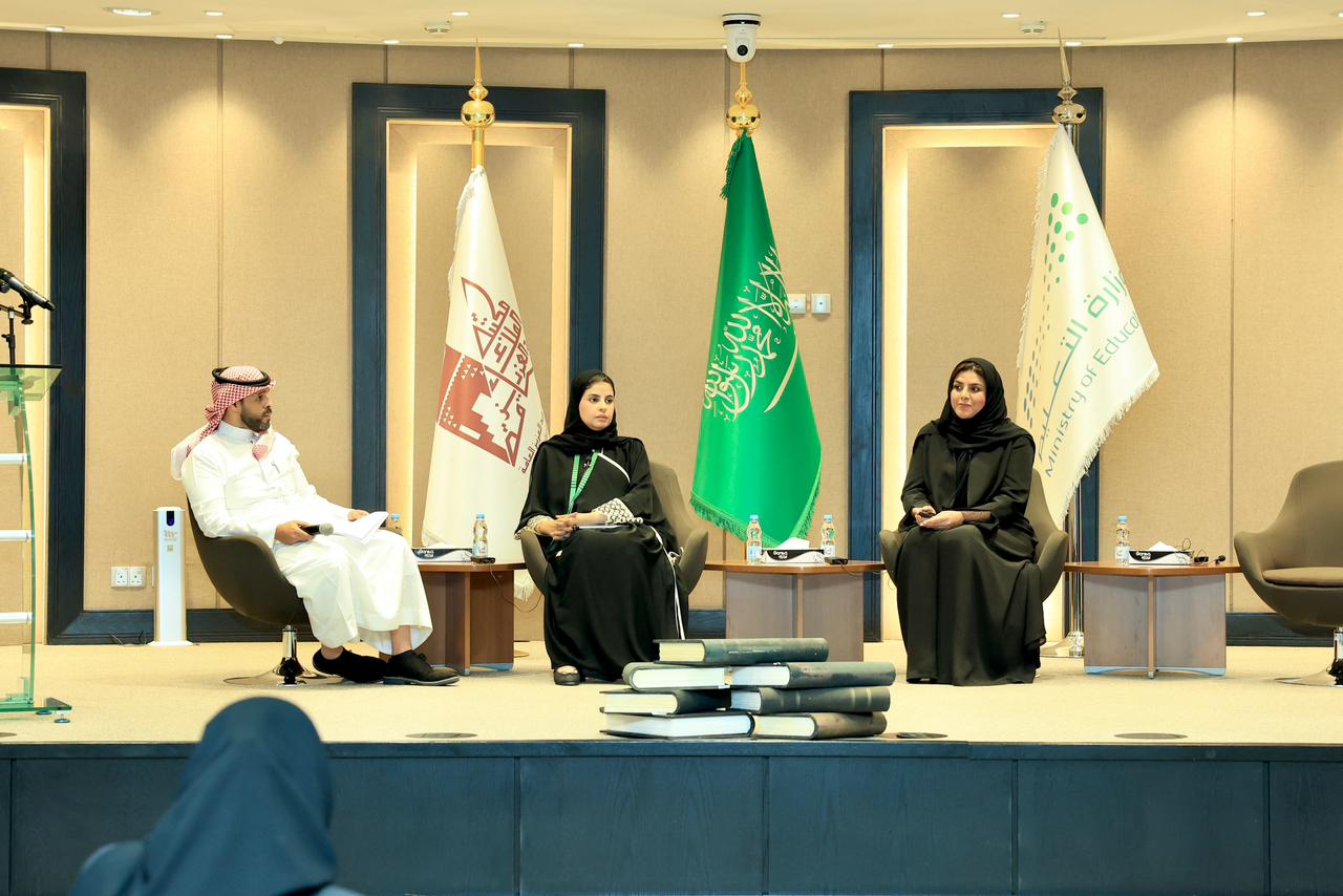 جلسة حوارية رجل وامرأتين