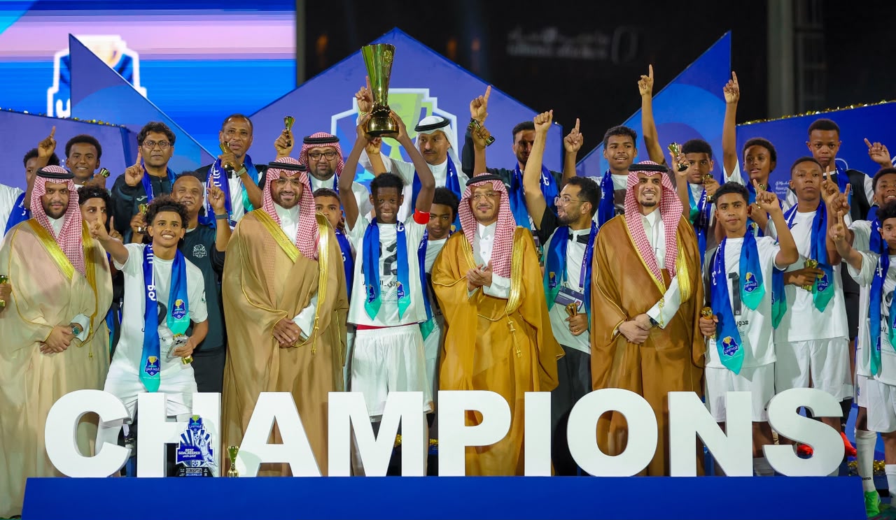 صورة تجمع معالي نائب وزير التعليم للتعليم العام ومعالي نائب وزير الرياضة مع الفريق المتوج