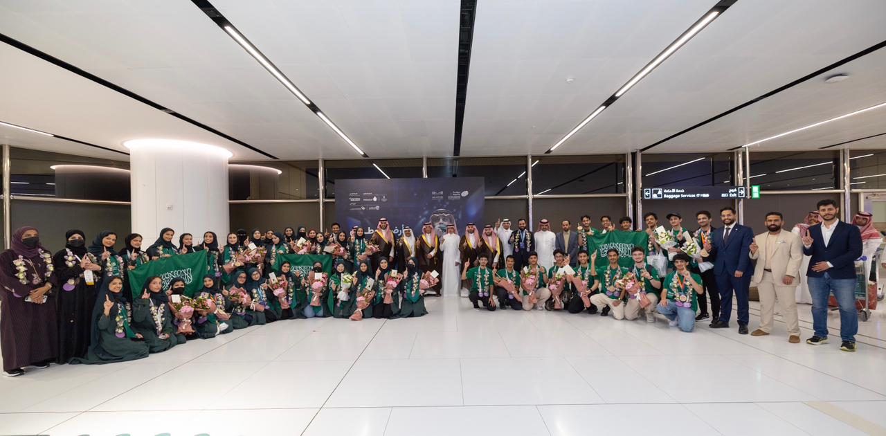 معالي نائب وزير التعليم للتعليم العام بصورة تذكارية مع طلبة المنتخب السعودي للعلوم والهندسة