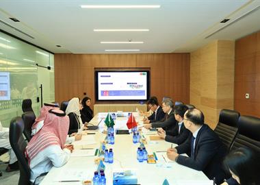 ​وفد صيني يطلع على جهود التعليم في تنمية الموهبة والإبداع