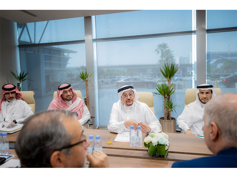  mdyr-alt'elym-fy-albnk-aldwly