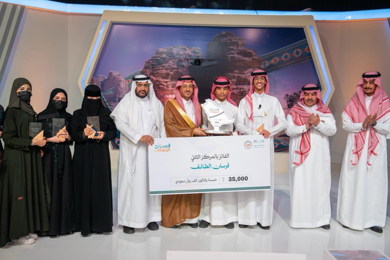 معالي نائب وزير التعليم للتعليم العام يكرم الفائز بالمركز الثاني