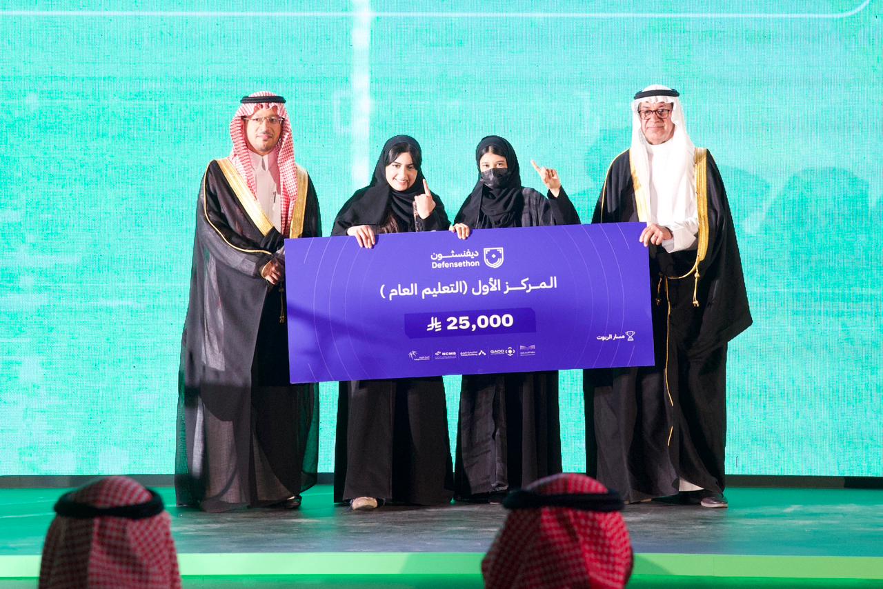 تكريم الفائزين من نائب وزير التعليم للتعليم العام و ونائب محافظ الهيئة العامة للتطوير الدفاعي لقطاع الحاضنات والمسرعات