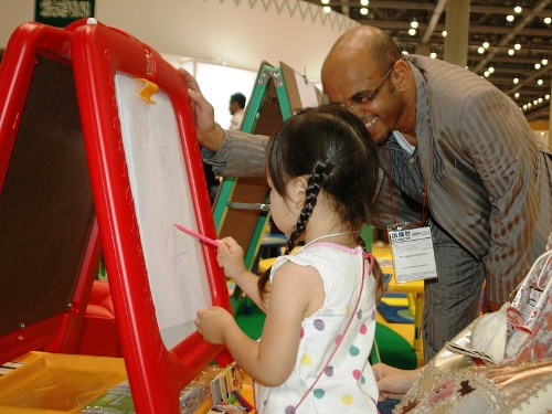 طفلة يابانية أثناء زيارتها لجناح المملكة 