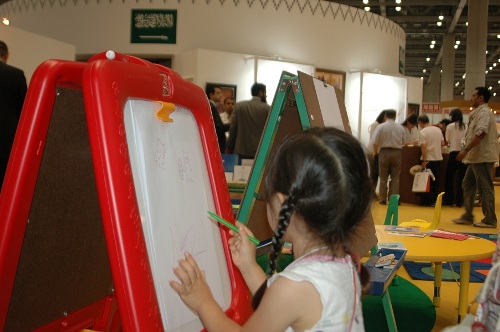 طفلة يابانية أثناء زيارتها لجناح المملكة 