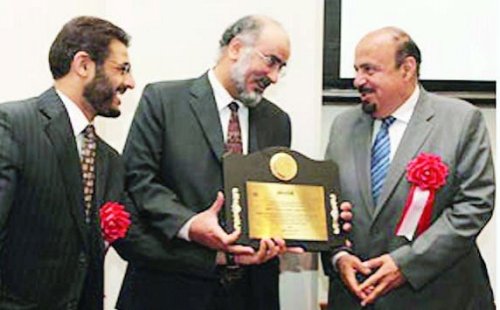 معالي الدكتور خالد العنقري بعد تدشينه المعهد على الإنترنت