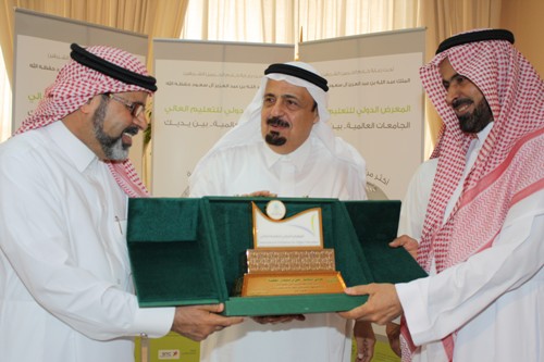  وزير التعليم العالي يكرم اللجنة المنظمة للمعرض الدولي للتعليم العالي 