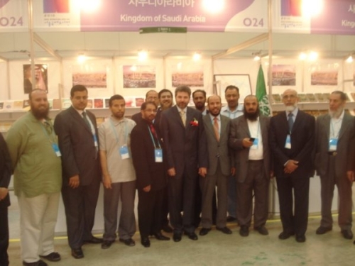 الدكتور العيار في صورة تذكارية مع عدد من منظمي المعرض