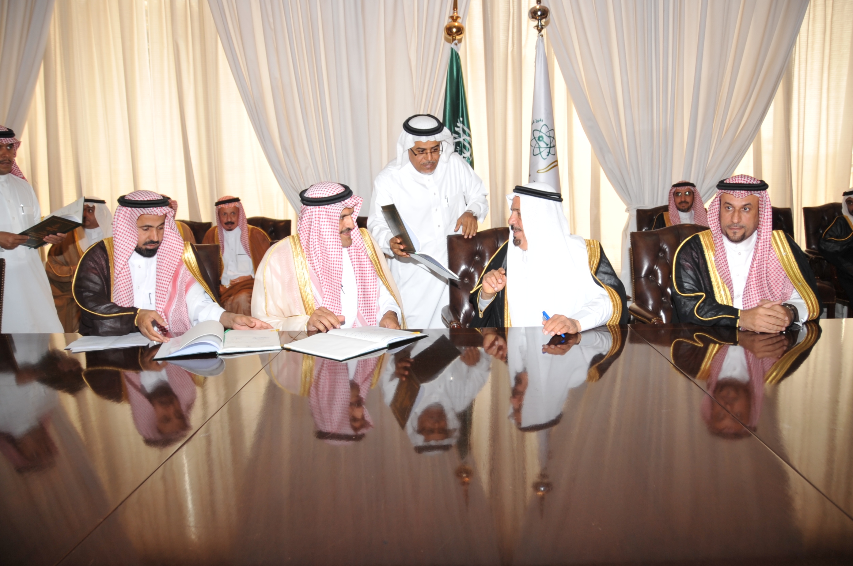وزير التعليم العالي يوقع عقود إنشاء كليات ومنشآت جامعية مساندة بـأكثر من مليار ريال