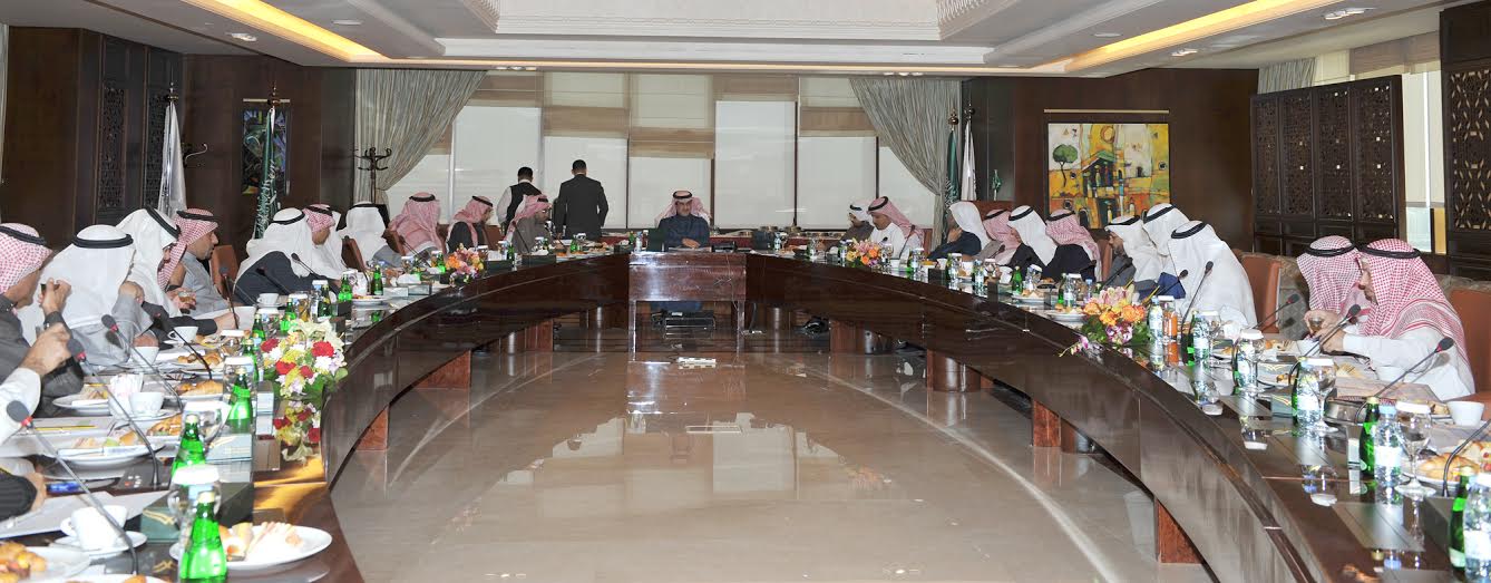 اجتماع معالي الوزير مع مديري الجامعات.jpg